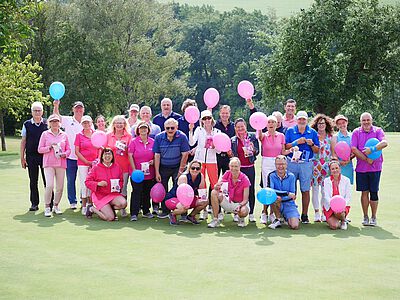 Gruppenbild in pink und blue mit farbigen Luftballons