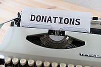 Schreibmaschine mit Schriftzug Donations