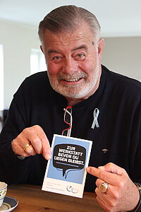 Harry Wijnvoord mit Blue Ribbon Deutschland Postkarte